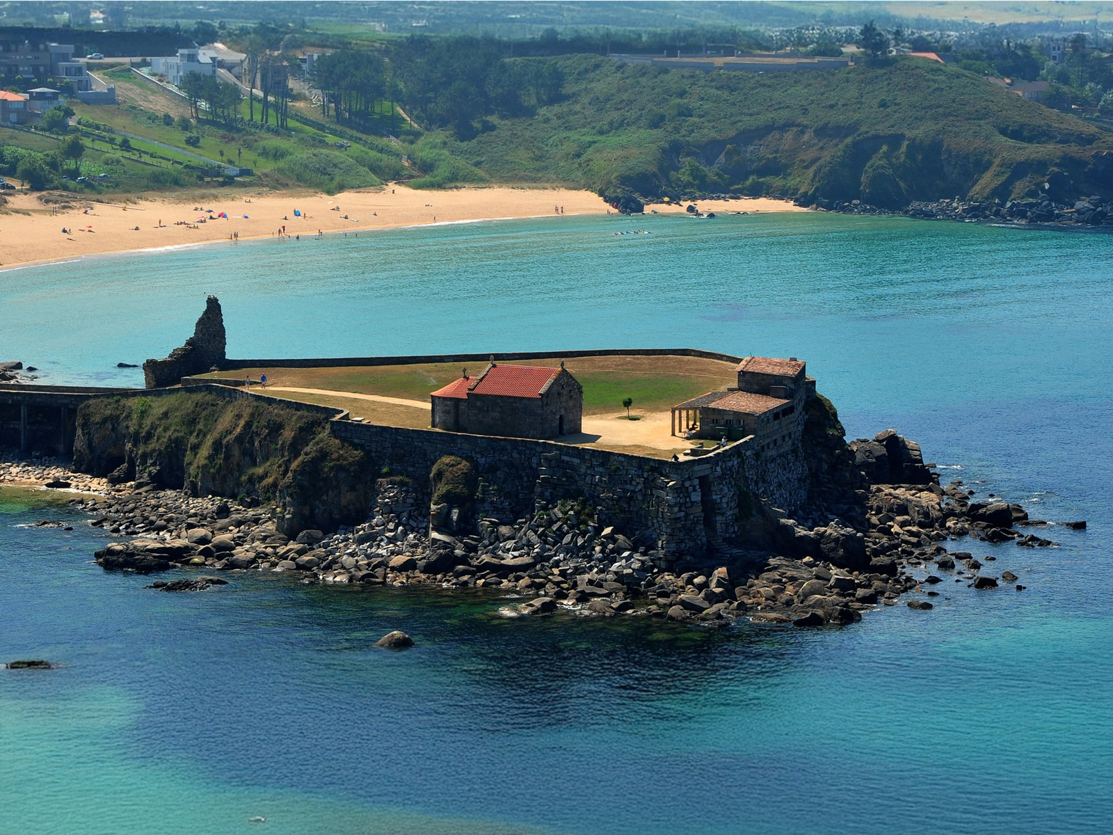 Ermita de A Lanzada, O Grove — monumento histórico junto a la playa, Rías Baixas
