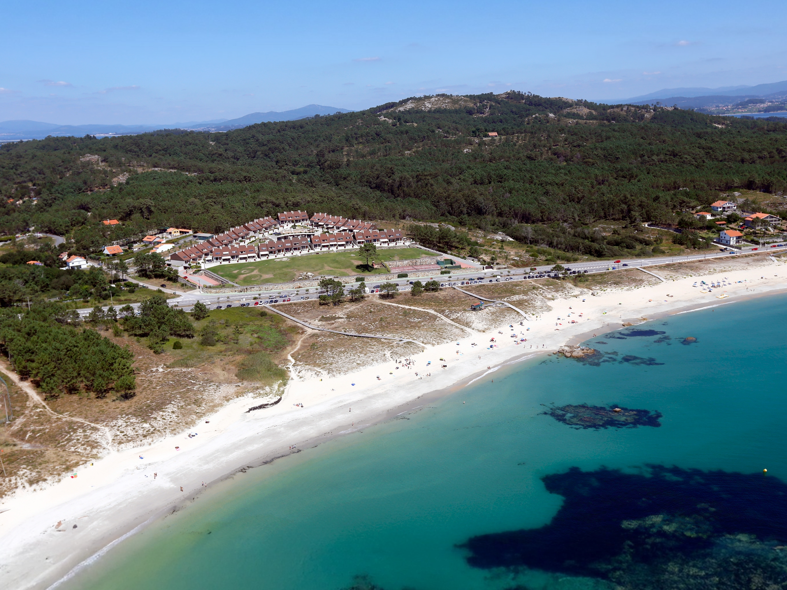 Playa de Raeiros, O Grove — arena blanca frente a la Isla de Ons, Rías Baixas