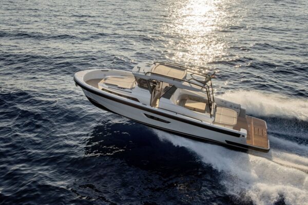 Alquiler de barco sin licencia EGO 500CS Yamaha 15cv