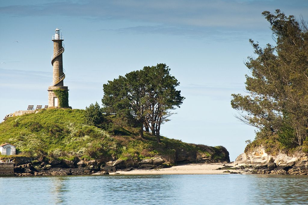 Faro Isla de Tambo, Rías Baixas — alquiler barco con licencia